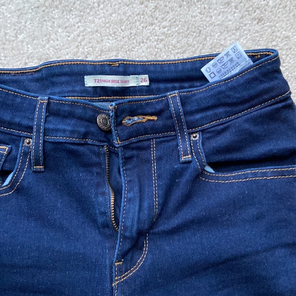 Dark Wash Levi Strauss 721 high rise skinny - Picture 2 of 4